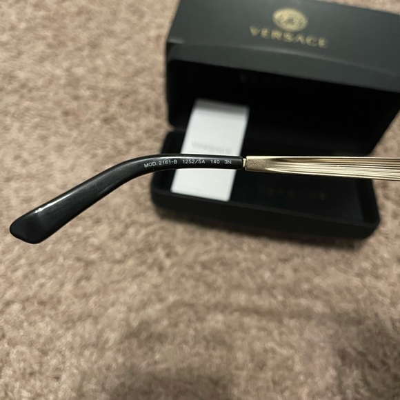 ♥️Like new Versace Sunnies♥️ - Picture 4 of 7